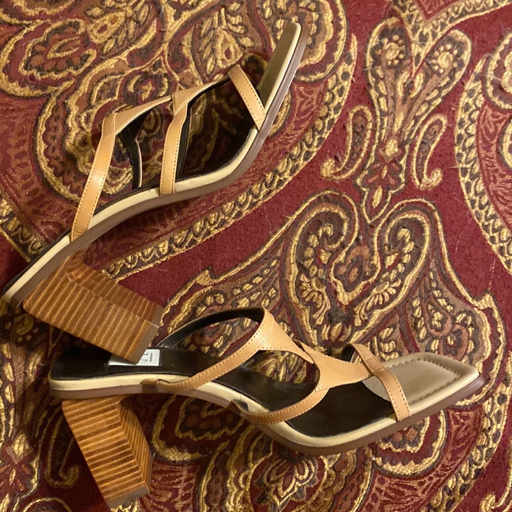Anne Klein Size 9.5 Beige Leather Sandals